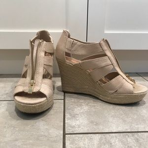 Nude wedges with weave pattern.